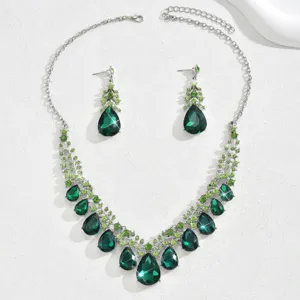 Set collana e orecchini a goccia in cristallo verde retro, gioielli vintage eleganti.