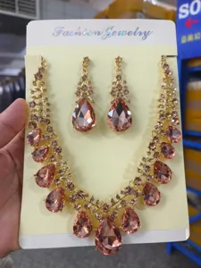 Set di gioielli con collana e orecchini in cristal, eleganti accessori di moda con strass.