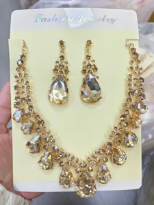 Elegante set di collana e orecchini con cristalli champagne, dettaglio di gioielli.