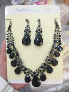 Set di gioielli con collana e orecchini in cristallo nero vintage da donna alla moda.