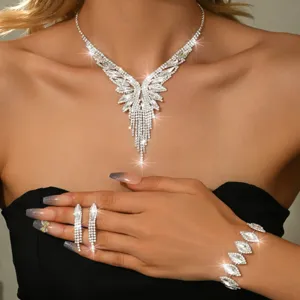 Vista di dettaglio della collana con nappine di strass e orecchini luminosi ed eleganti.