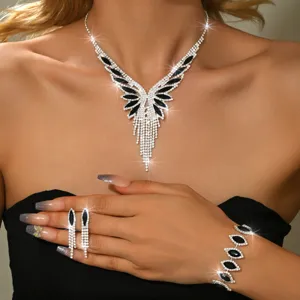 Set collana orecchini bracciale nappa strass, gioielli cristallo luminosi per feste.