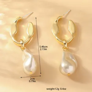 Orecchini a cerchio geometrici dorati con perla barocca, gioielli eleganti retrò.