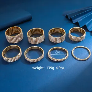 Set di bracciali elastici in strass multistrato dorati, gioielli di modo di cristallo.