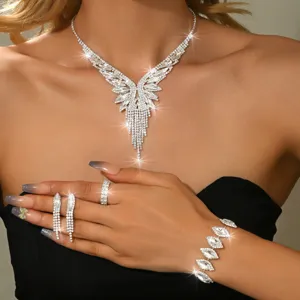 Primo piano del set di collana e orecchini con nappe in strass scintillanti, sposa.