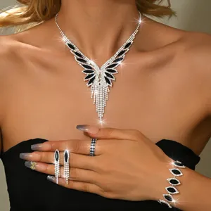 Completo di gioielli con strass e nappe collana orecchini anello e bracciale per feste.