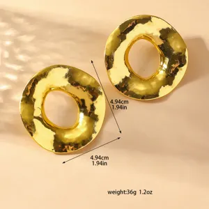 Orecchini a cerchio in metallo geometrici asimmetrici, eleganti gioielli di modo dorati.