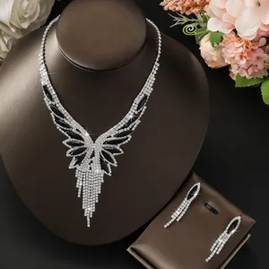 Vista dettagliata del set di collana e orecchini con strass e nappe per eventi eleganti.