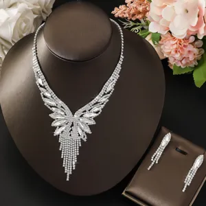 Dettaglio del set di collana e orecchini con nappe in strass scintillanti per eventi.