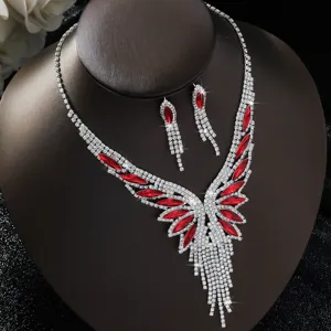 Primo piano dettagliato della collana di strass scintillanti e orecchini di cristallo.