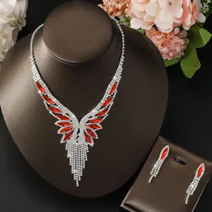 Squisito set di collana e orecchini con nappe in strass rosso per abiti da sera e feste.