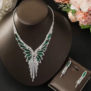 Set di collana e orecchini con frange in strass verdi, vista ravvicinata dettagliata.