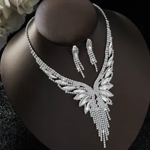 Set di collana e orecchini con nappine in strass, dettaglio di gioielli da sposa brillanti.