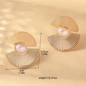 Orecchini asimmetrici a ventaglio in metallo con perla, gioielli vintage eleganti.