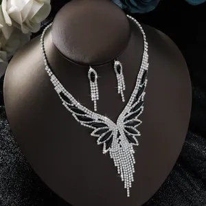 Splendido set di collana e orecchini con nappe in strass argento e cristalli neri per feste.