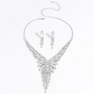 Dettaglio ravvicinato del set collana e orecchini con nappe di strass brillanti.