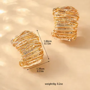 Orecchini geometrici dorati in metallo, design irregolare e strutturato, stile elegante.