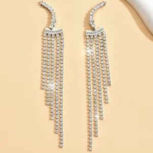Eleganti orecchini lunghi con frange di strass da donna, gioielli scintillanti di cristallo.