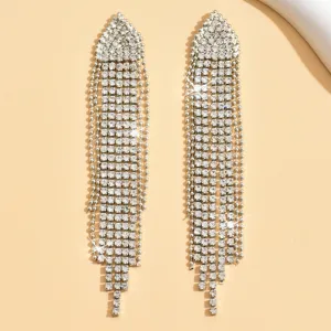 Splendidi orecchini lunghi con nappe di strass in dettaglio, design metallico brillante.