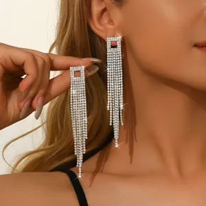 Eleganti orecchini lunghi con nappe di strass e un design geometrico quadrato per donna.