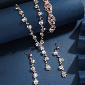 Dettaglio set di gioielli da sposa in strass con collana bracciale e orecchini lunghi.