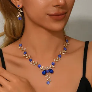 Elegante collana con pendente a fiore in cristallo blu e orecchini set per festa di nozze.