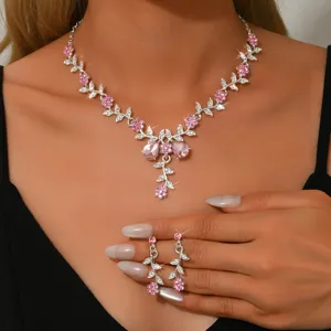 Completo collana e orecchini da sposa con fiori di cristallo per abiti da sera eleganti.