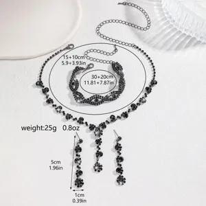 Vista dettagliata del set di gioielli in strass nero che mostra le dimensioni di collana e orecchini.