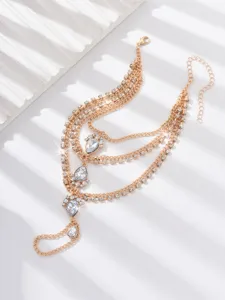 Dettaglio squisito di catena da piede in strass multistrato, gioiello dorato per stile chic.