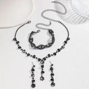 Dettaglio di eleganti gioielli in strass neri, collana, bracciale e orecchini coordinati.