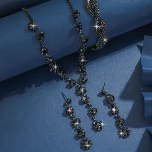 Set di collana, bracciale e orecchini in strass di cristallo nero, elegante vista dettagliata.