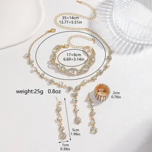 Vista dettagliata del set di gioielli da sposa in strass con collana, bracciale, orecchini e anello.