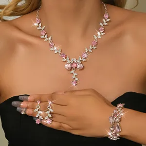 Squisita parure da sposa con strass rosa brillanti, collana elegante e orecchini coordinati.