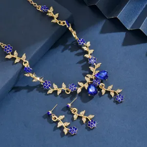 Vista dettagliata del set di gioielli con collana e orecchini di fiori di cristallo blu da sposa