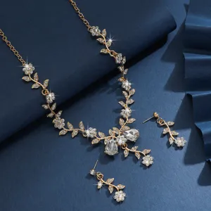 Primo piano dettagliato della collana con vite di fiori in strass e orecchini abbinati.