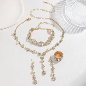 Dettaglio ravvicinato di uno splendido set di gioielli da sposa in strass dorati brillanti.