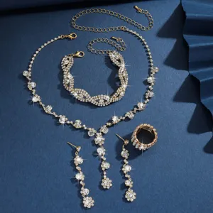 Dettagli in primo piano del set di gioielli da sposa in strass scintillanti, cristalli.