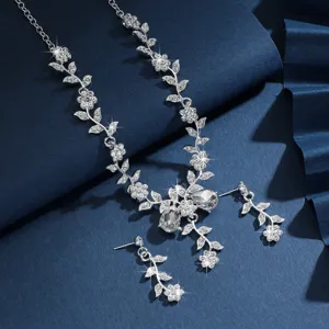 Squisito set di collana e orecchini da sposa in strass con dettagli di vite floreale di cristallo.