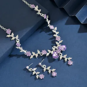 Vista di dettaglio del set di gioielli nuziali con collana e orecchini di cristallo viola.
