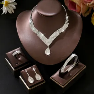 Set di gioielli in strass elegante con collana orecchini bracciale e anello argento.