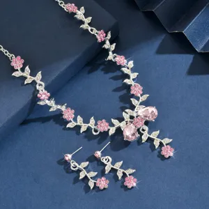 Stupendo set di collana e orecchini da sposa con cristalli rosa lucenti in design floreale.