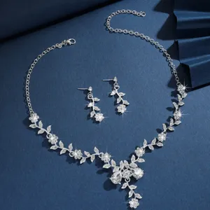 Vista dettagliata di collana e orecchini da sposa floreali con strass, gioielli eleganti.