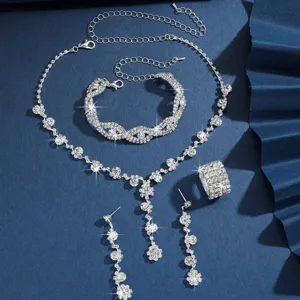Dettaglio set di gioielli sposa in strass lucidi, collana orecchini bracciale argento.