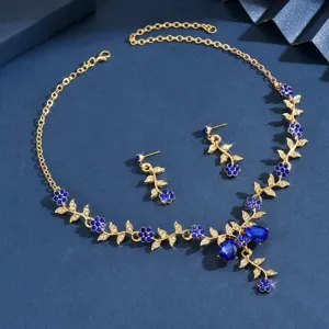 Elegante set di gioielli da sposa con collana e orecchini in cristallo blu per matrimonio.