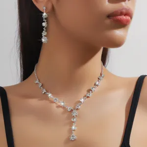 Dettaglio di un set di collana a Y e orecchini in strass scintillanti per abito da sposa.