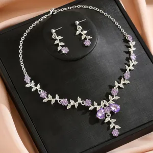 Set collana e orecchini argentati con design di fiori in cristallo viola per matrimonio.