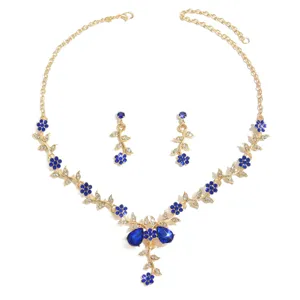 Dettaglio ravvicinato in primo piano della collana e degli orecchini in cristallo blu.