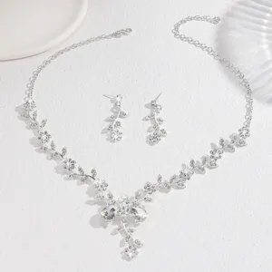 Vista ravvicinata dettagliata del set di gioielli con collana e orecchini floreali da sposa.