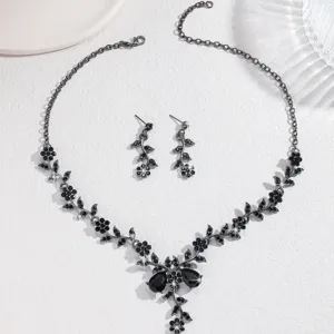 Collana e orecchini con fiori di vite in cristallo nero, vista dettagliata, set elegante.