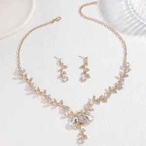 Vista dettagliata del set di gioielli da sposa con collana e orecchini a foglia di strass.